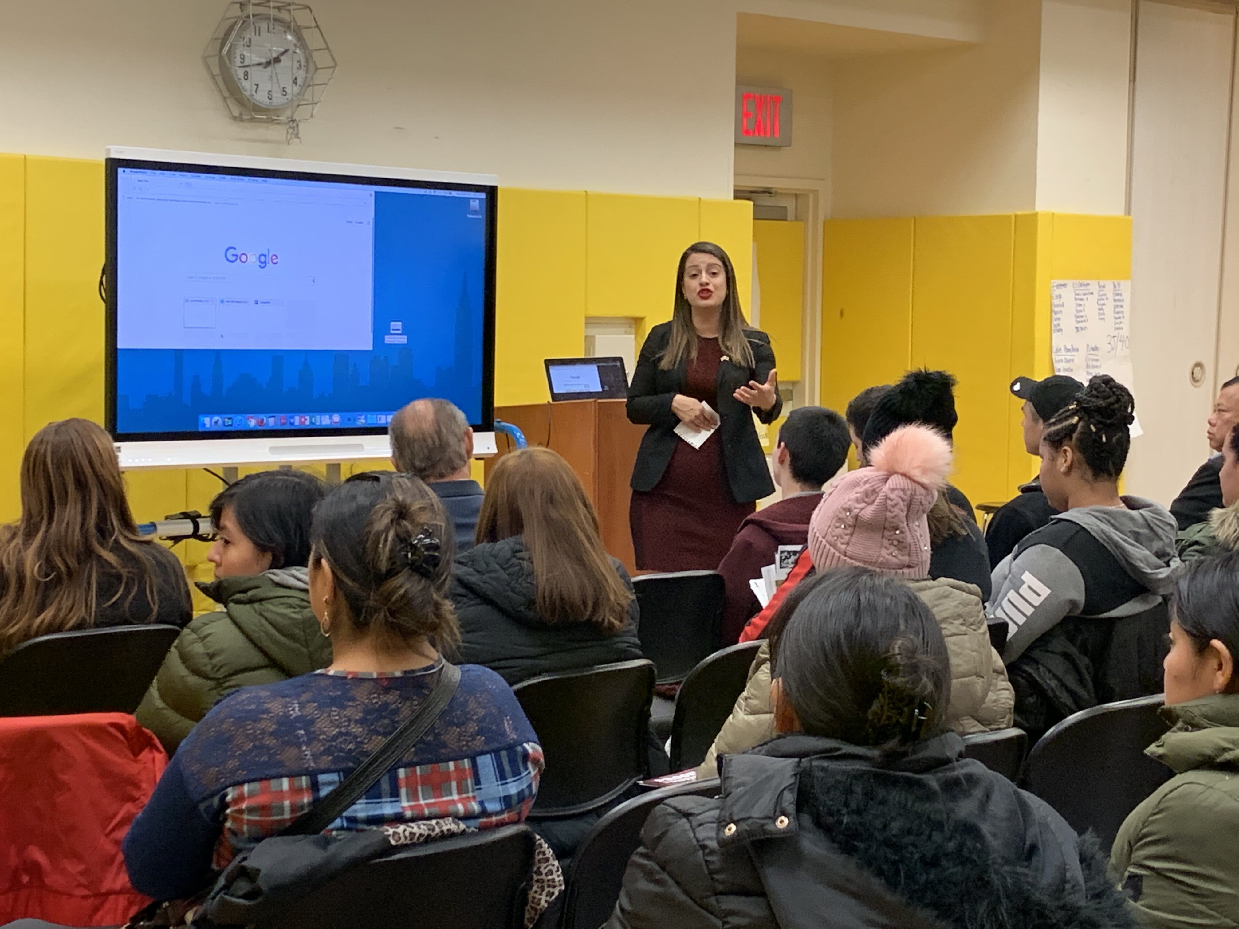 Assemblywoman Cruz hosts an information session on applying for financial aid for high school juniors and seniors.