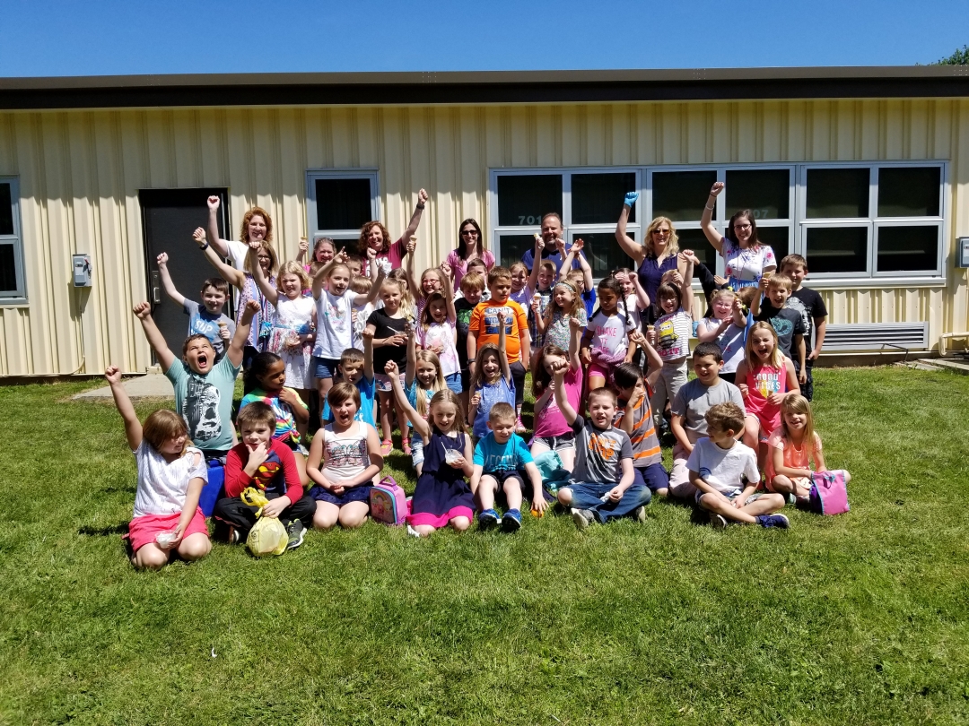 Assemblyman Palmesano, Principal Laurie Hopkins-Halbert, Dundee Elementary teachers, and the students in the second grade class.